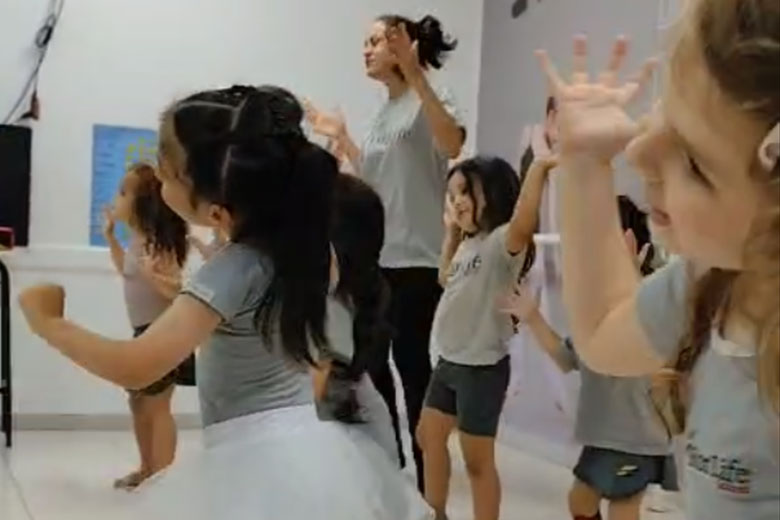 Vídeo de crianças fazendo aula de dança em escola cristã bilíngue
