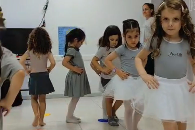 Vídeo de crianças fazendo aula de dança em escola cristã bilíngue