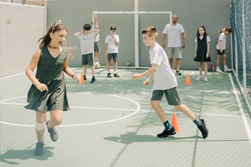 Sala Mundo Maker em escola cristã bilíngue