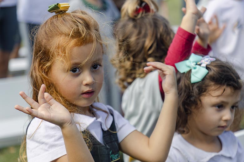 Alunos fazendo atividades em escola cristã bilíngue