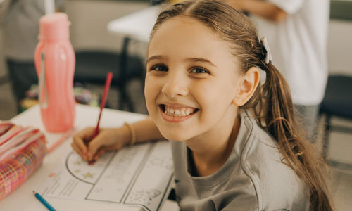 Menina estudando em escola cristã bilíngue